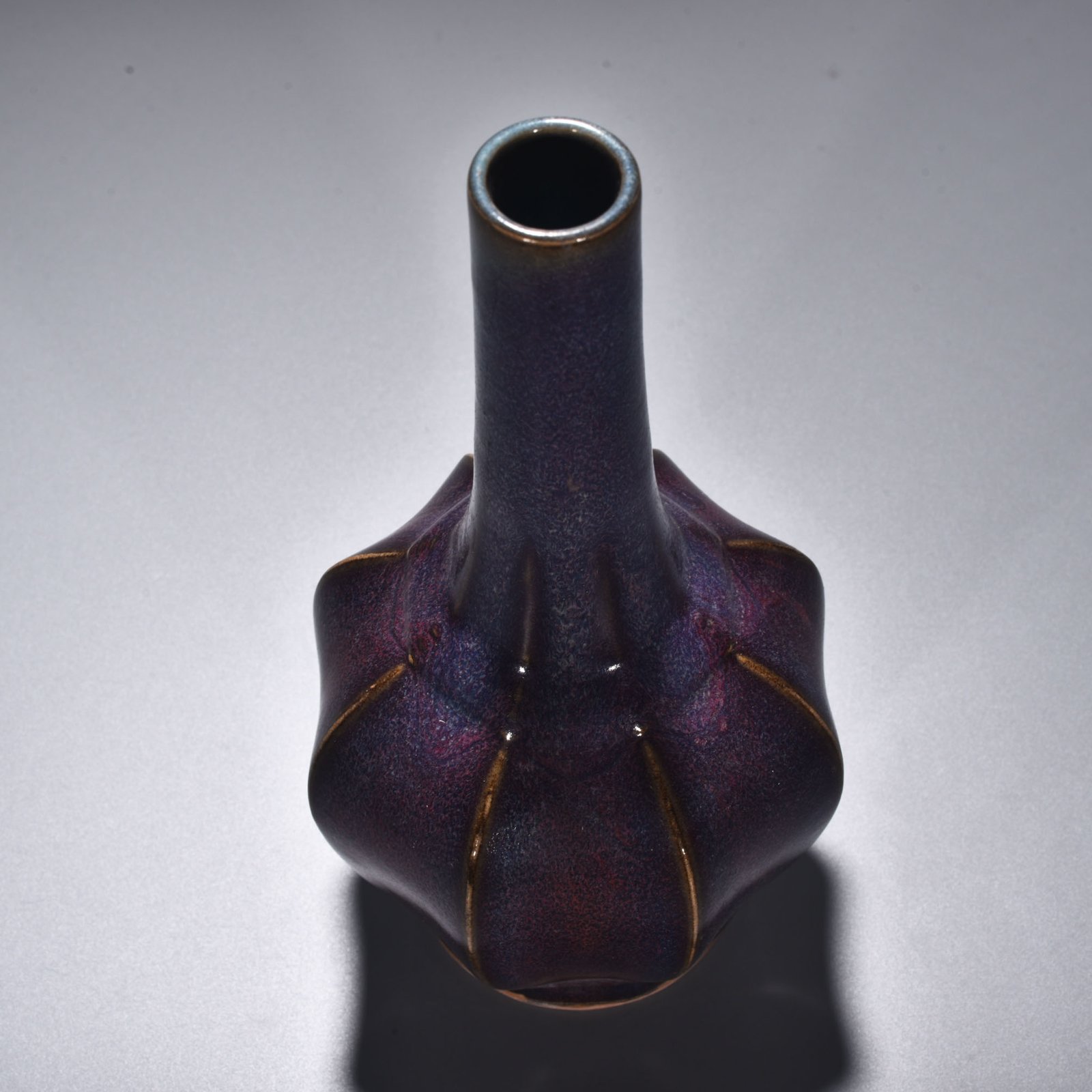 Song Dynasty Jun kiln rose purple glaze scraped edge clear bottle