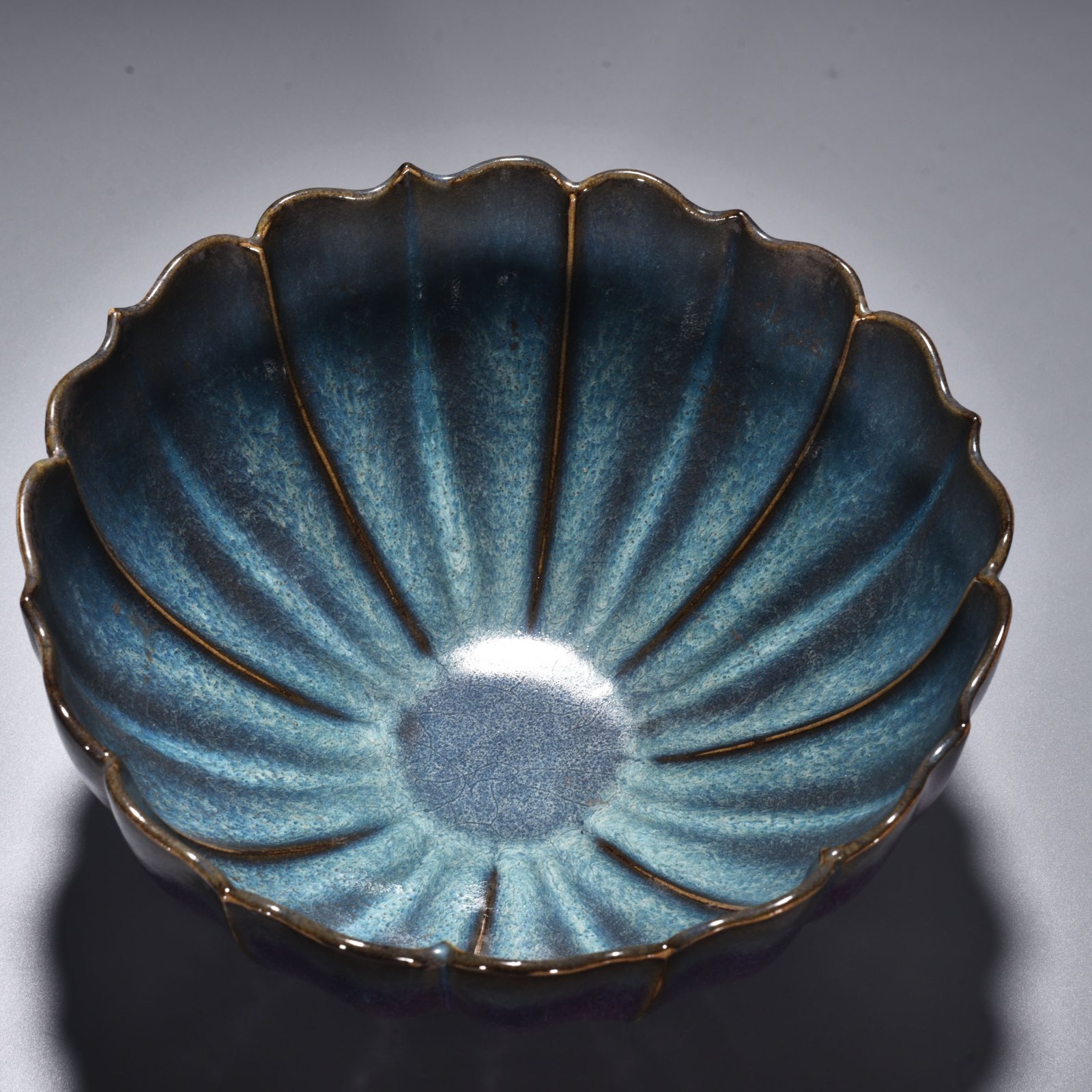 Song Dynasty Jun kiln rose purple glaze shaved edge lotus petal bowl