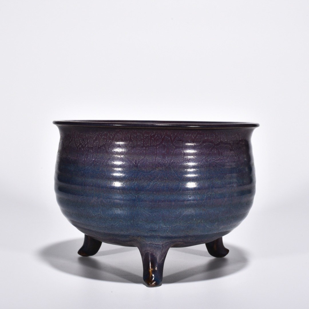 Song Dynasty Jun kiln rose purple glaze dazzling pattern three-legged stove