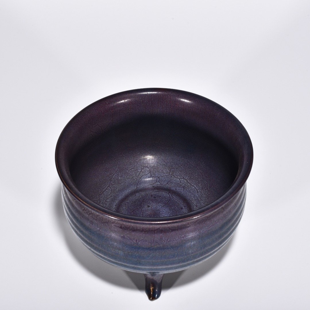 Song Dynasty Jun kiln rose purple glaze dazzling pattern three-legged stove