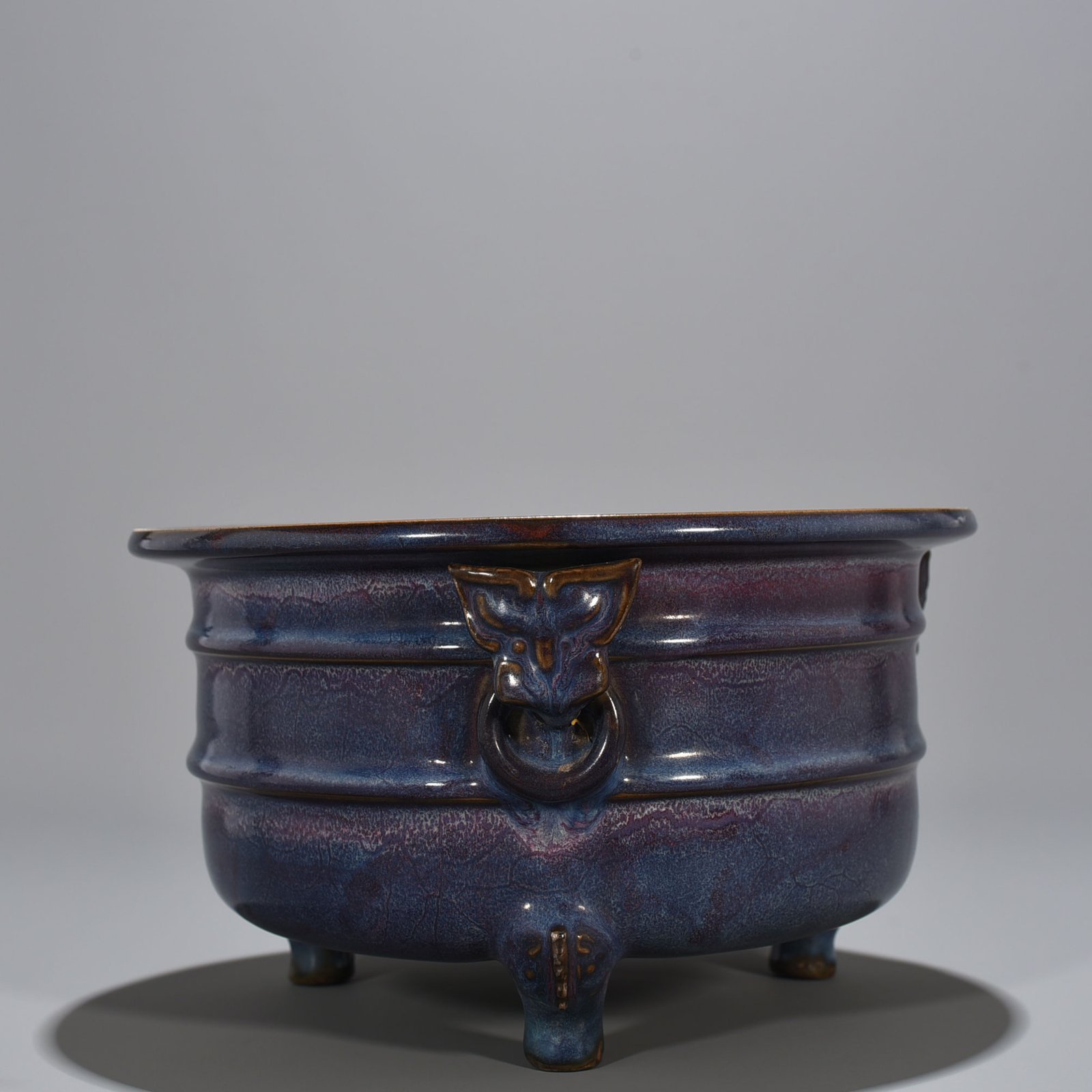Song Dynasty Jun kiln rose purple glaze dazzling pattern three-legged furnace
