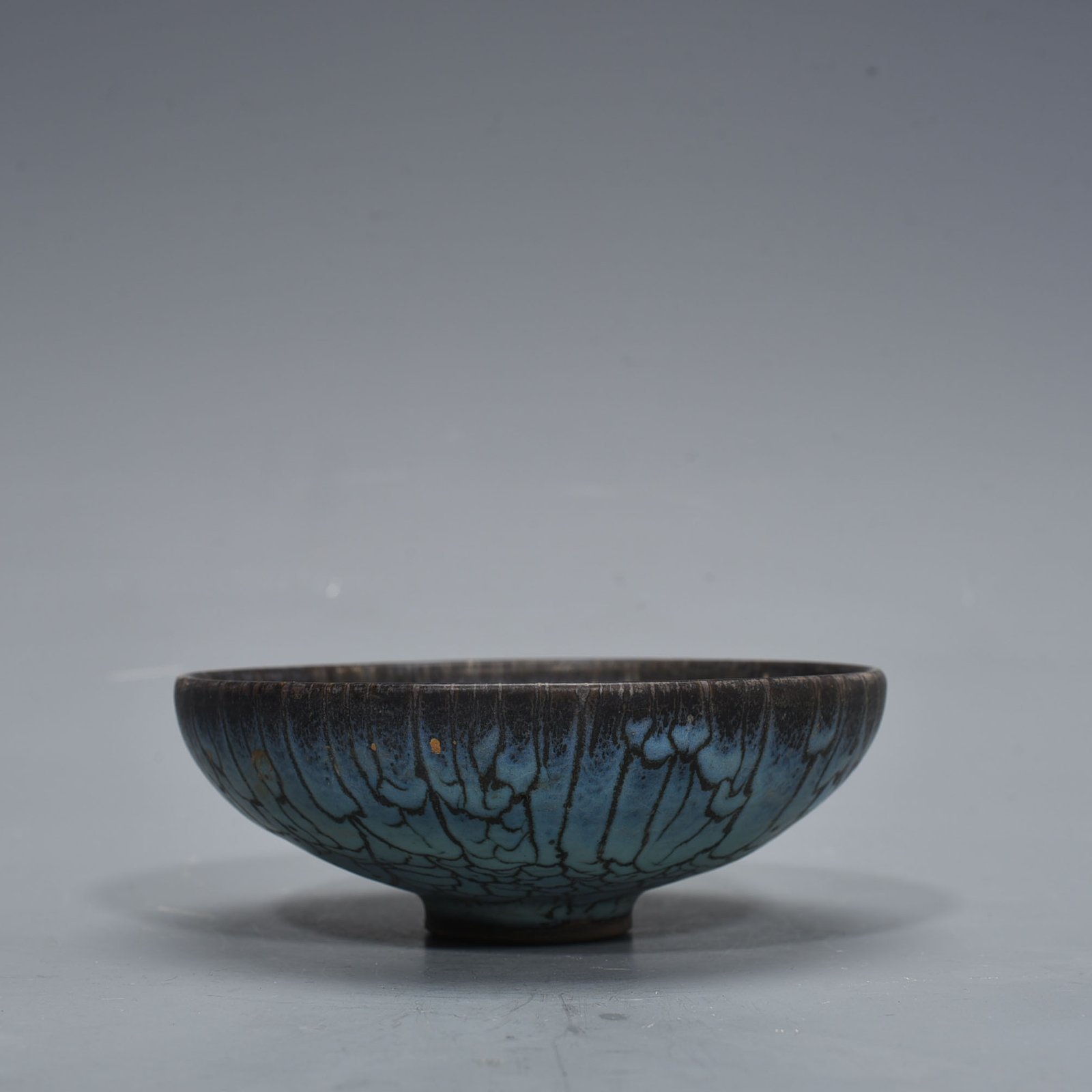 Song Dynasty Jun kiln iron line bowl