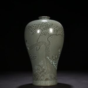 Song Dynasty Gaoli inlaid celadon plum vase with tiger figure pattern