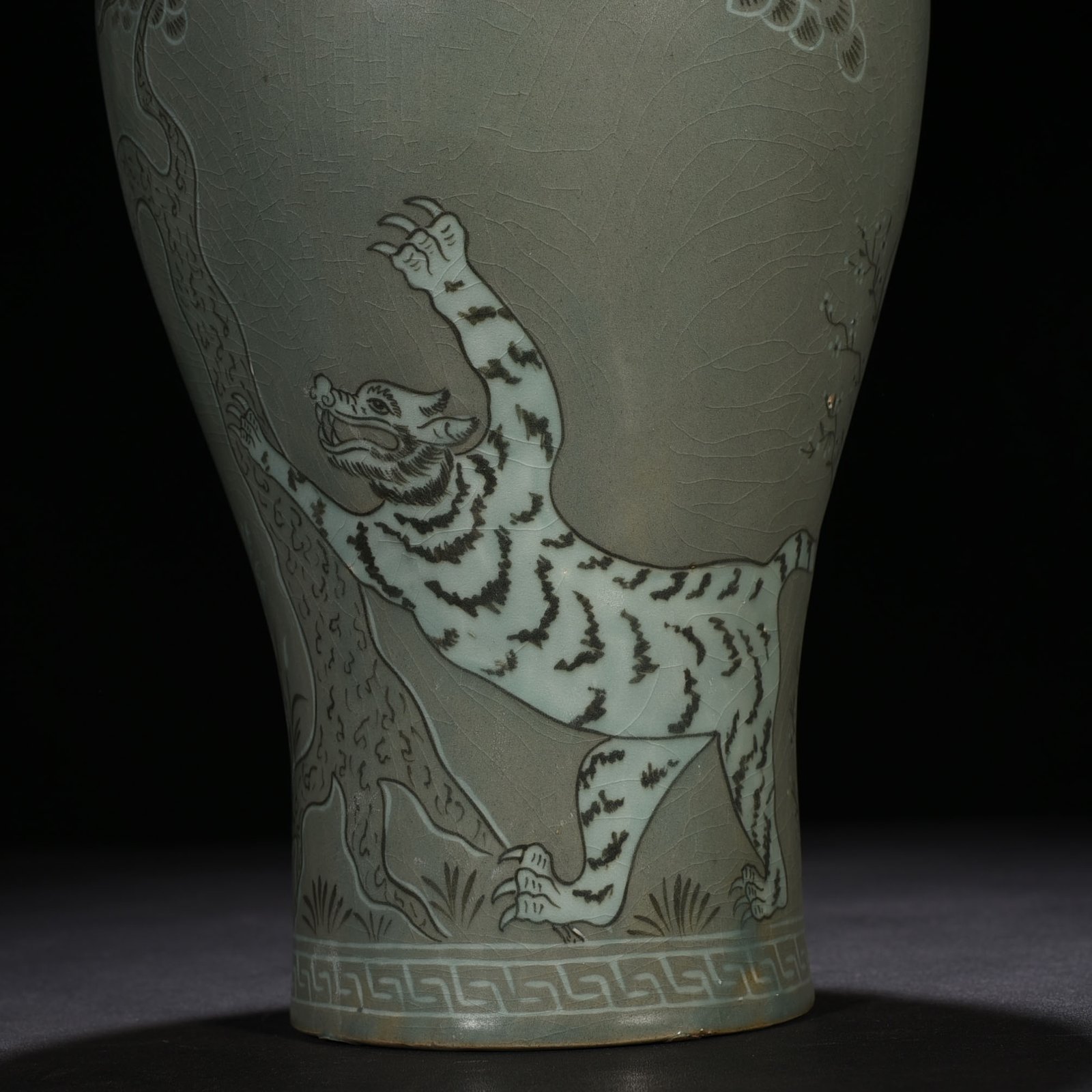 Song Dynasty Gaoli inlaid celadon plum vase with tiger figure pattern