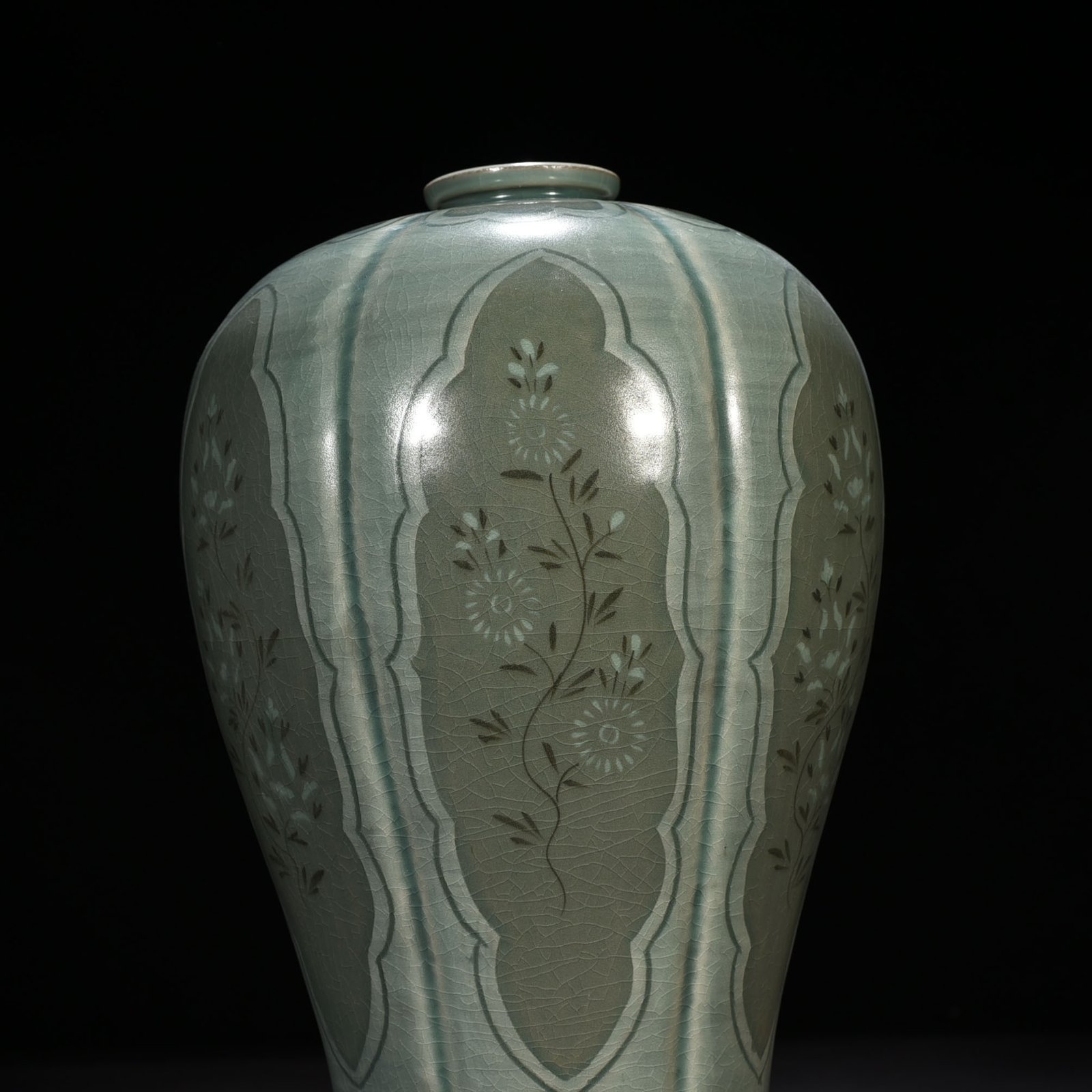 Song Dynasty Gaoli inlaid celadon flower pattern melon plum vase