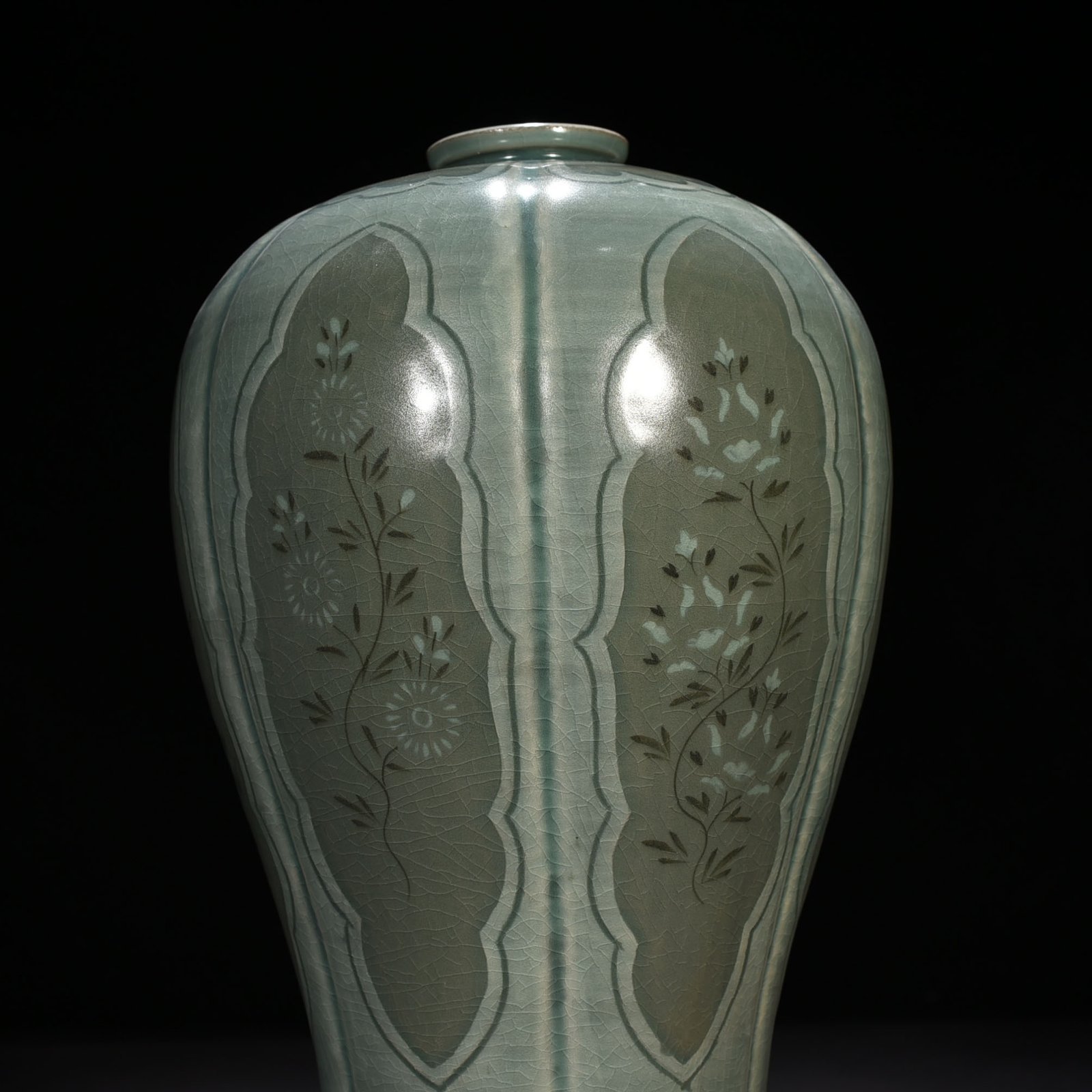 Song Dynasty Gaoli inlaid celadon flower pattern melon plum vase
