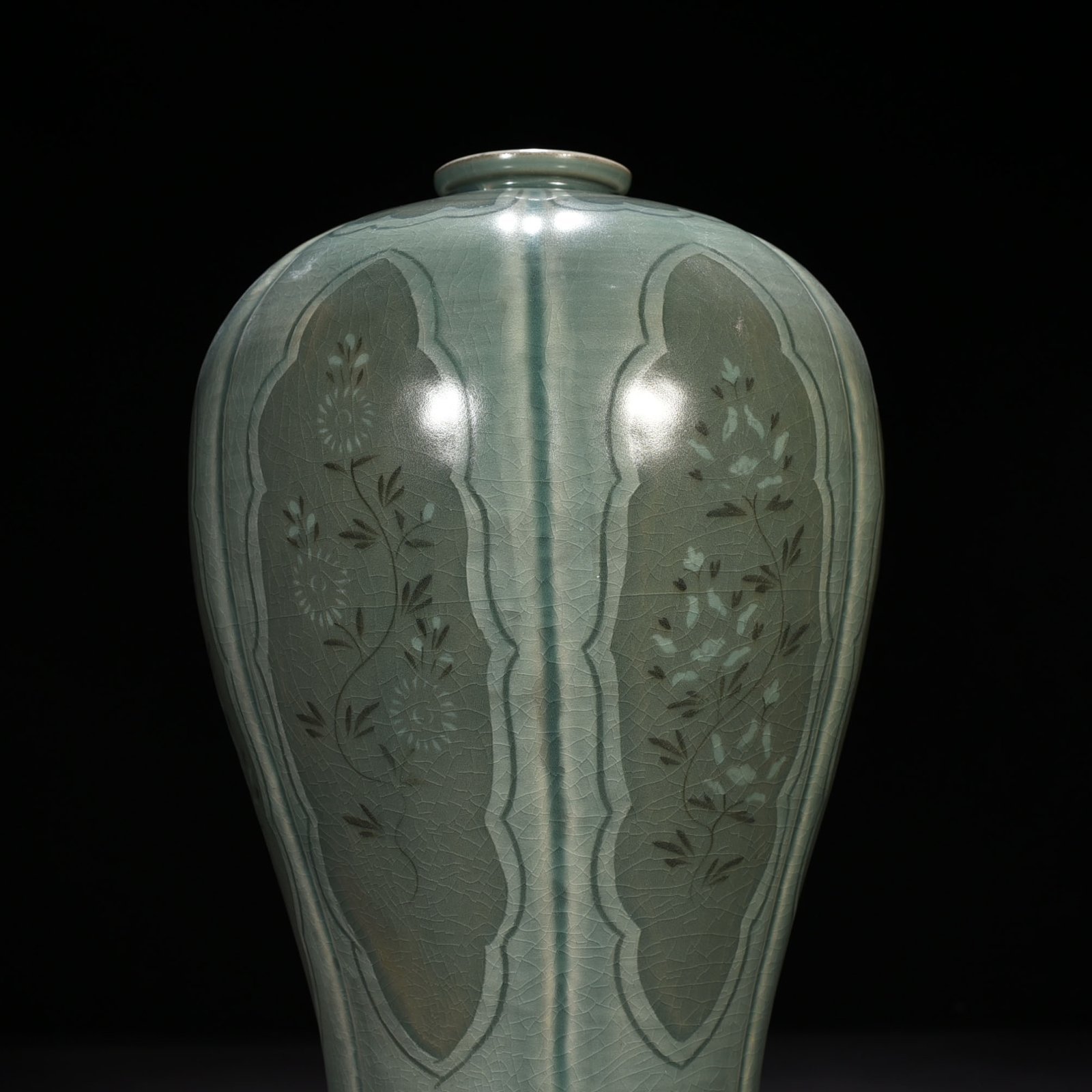 Song Dynasty Gaoli inlaid celadon flower pattern melon plum vase
