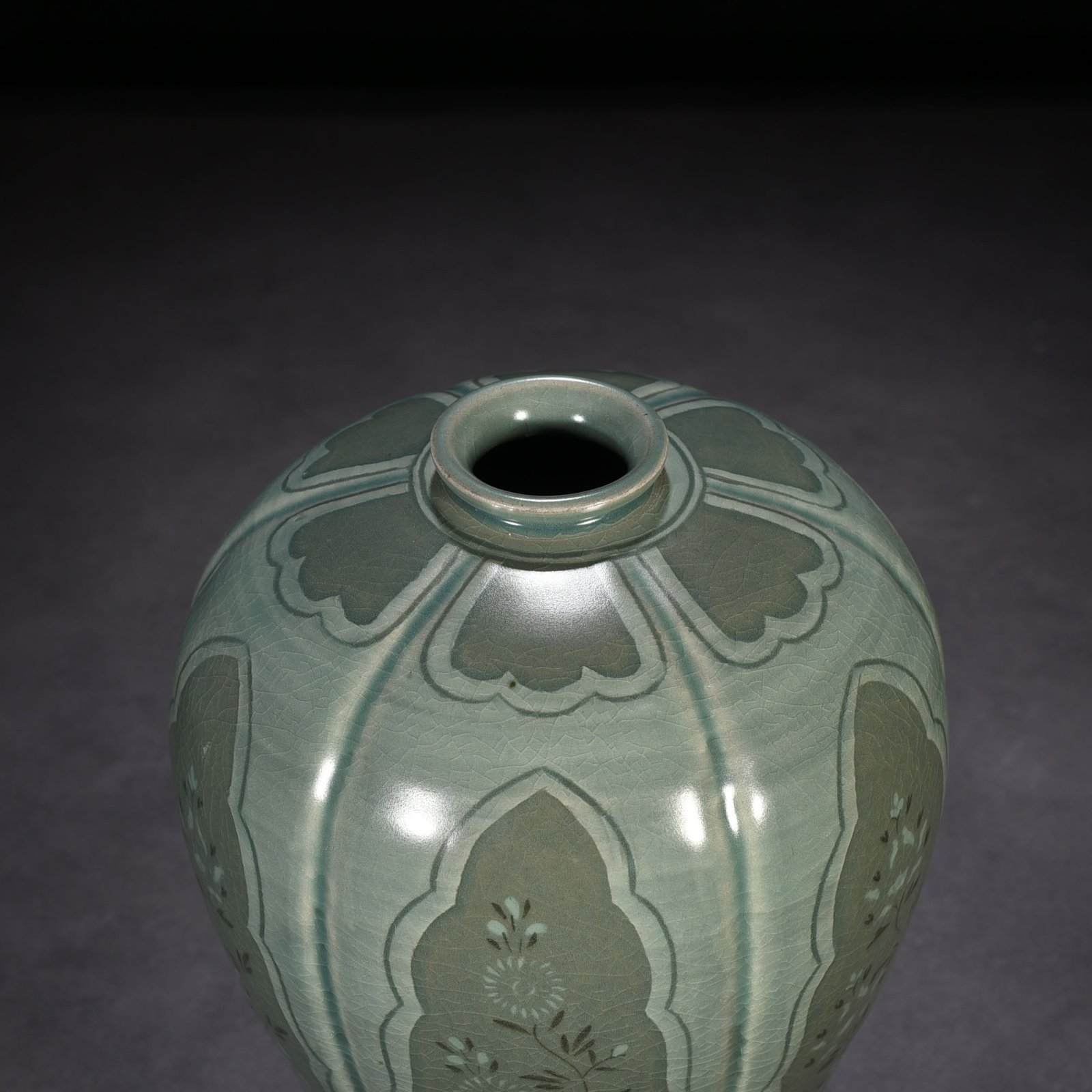 Song Dynasty Gaoli inlaid celadon flower pattern melon plum vase