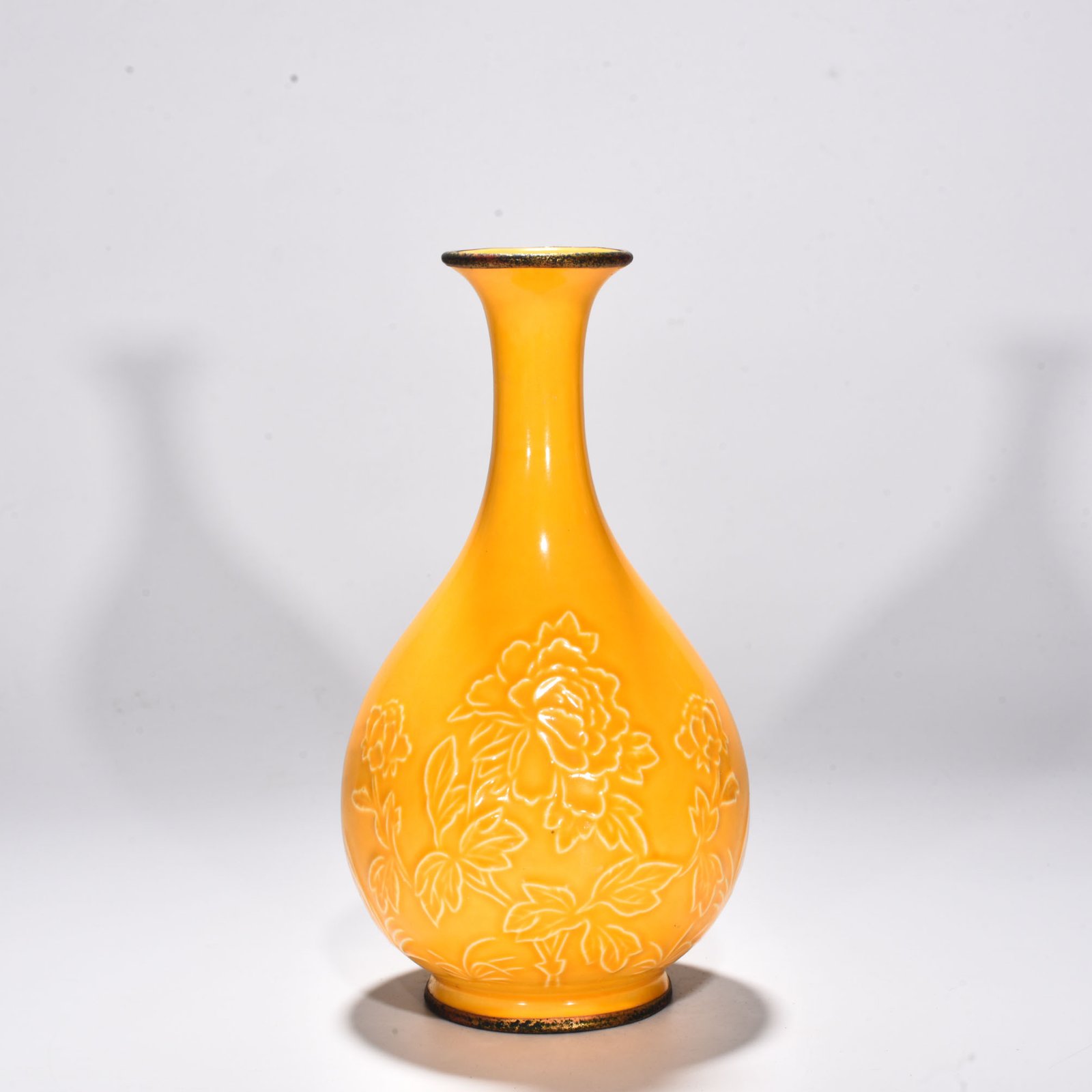 Song Dynasty Huangding jade pot and spring vase with peony and phoenix patterns