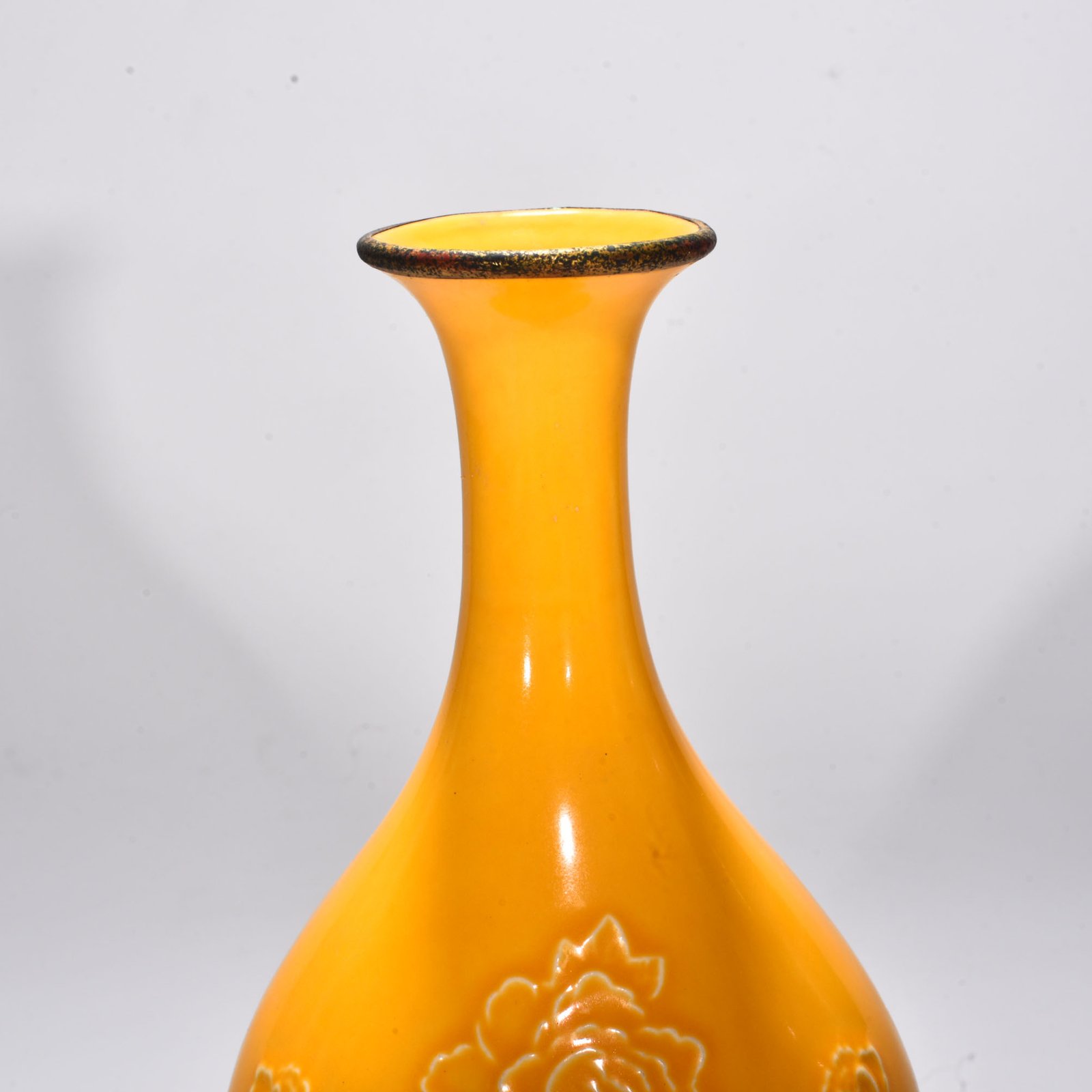 Song Dynasty Huangding jade pot and spring vase with peony and phoenix patterns