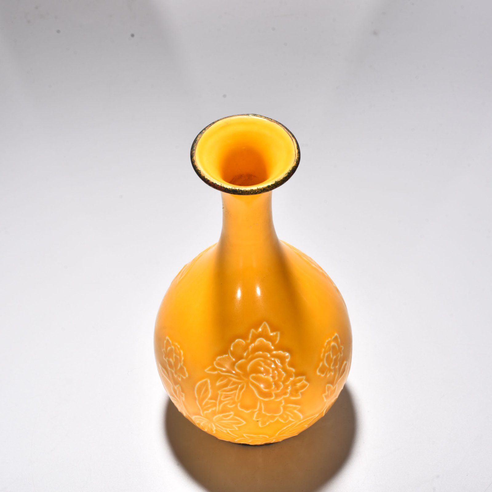 Song Dynasty Huangding jade pot and spring vase with peony and phoenix patterns