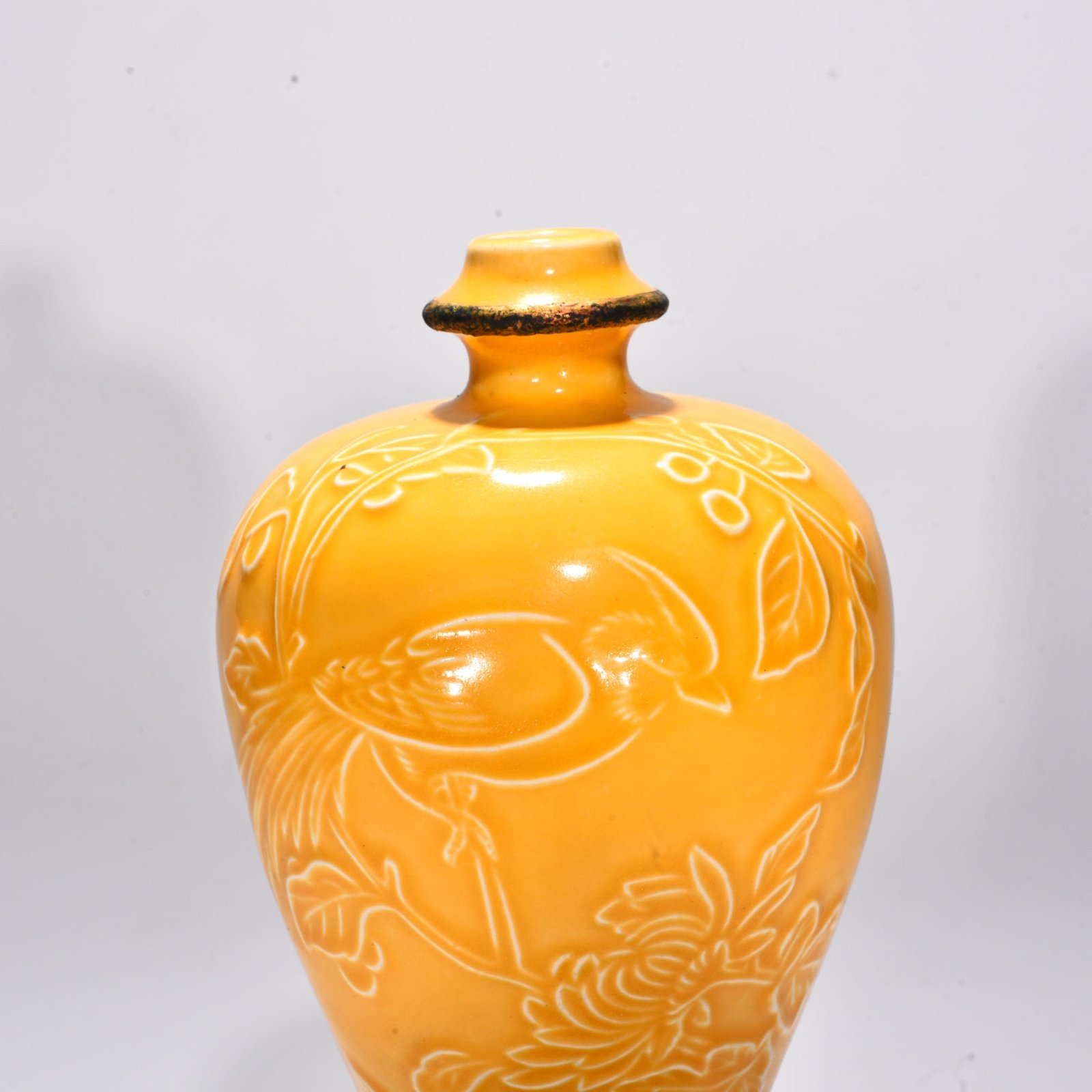 Song Dynasty Huangding plum vase with flower and bird patterns