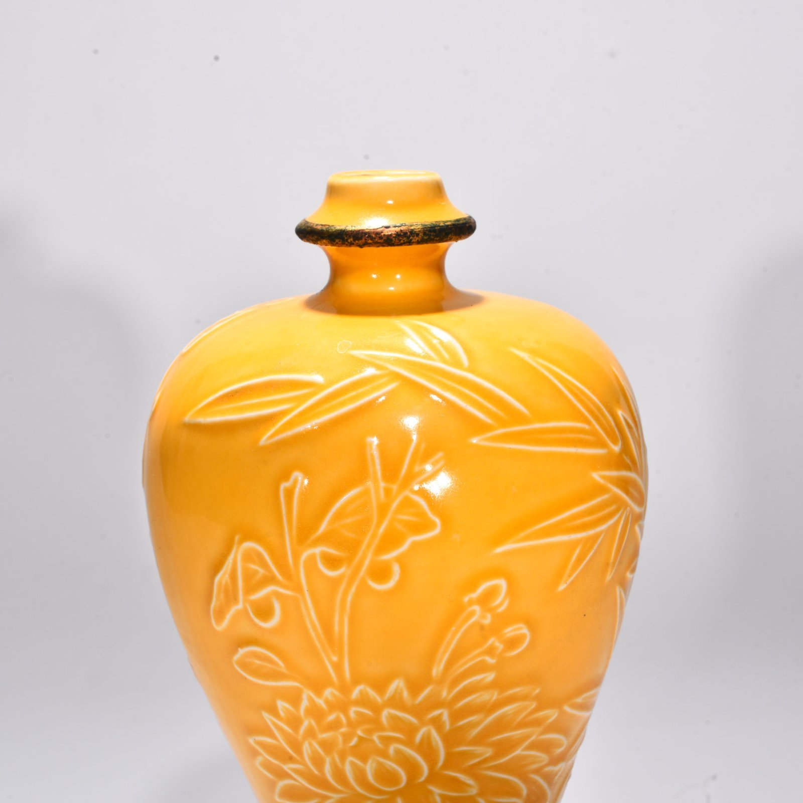 Song Dynasty Huangding plum vase with flower and bird patterns