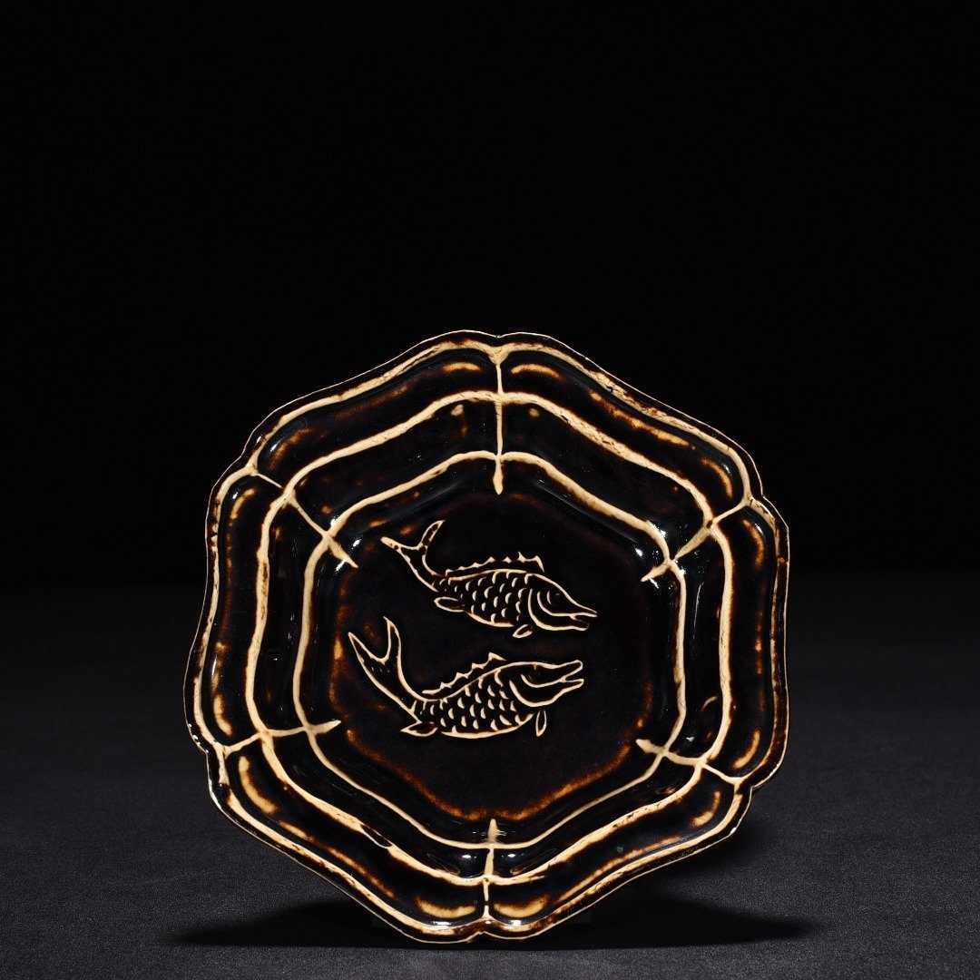 Song Dynasty black fixed engraved double fish pattern hexagonal wash