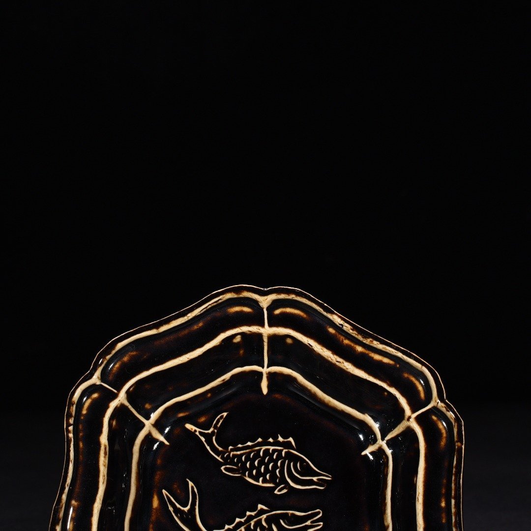 Song Dynasty black fixed engraved double fish pattern hexagonal wash