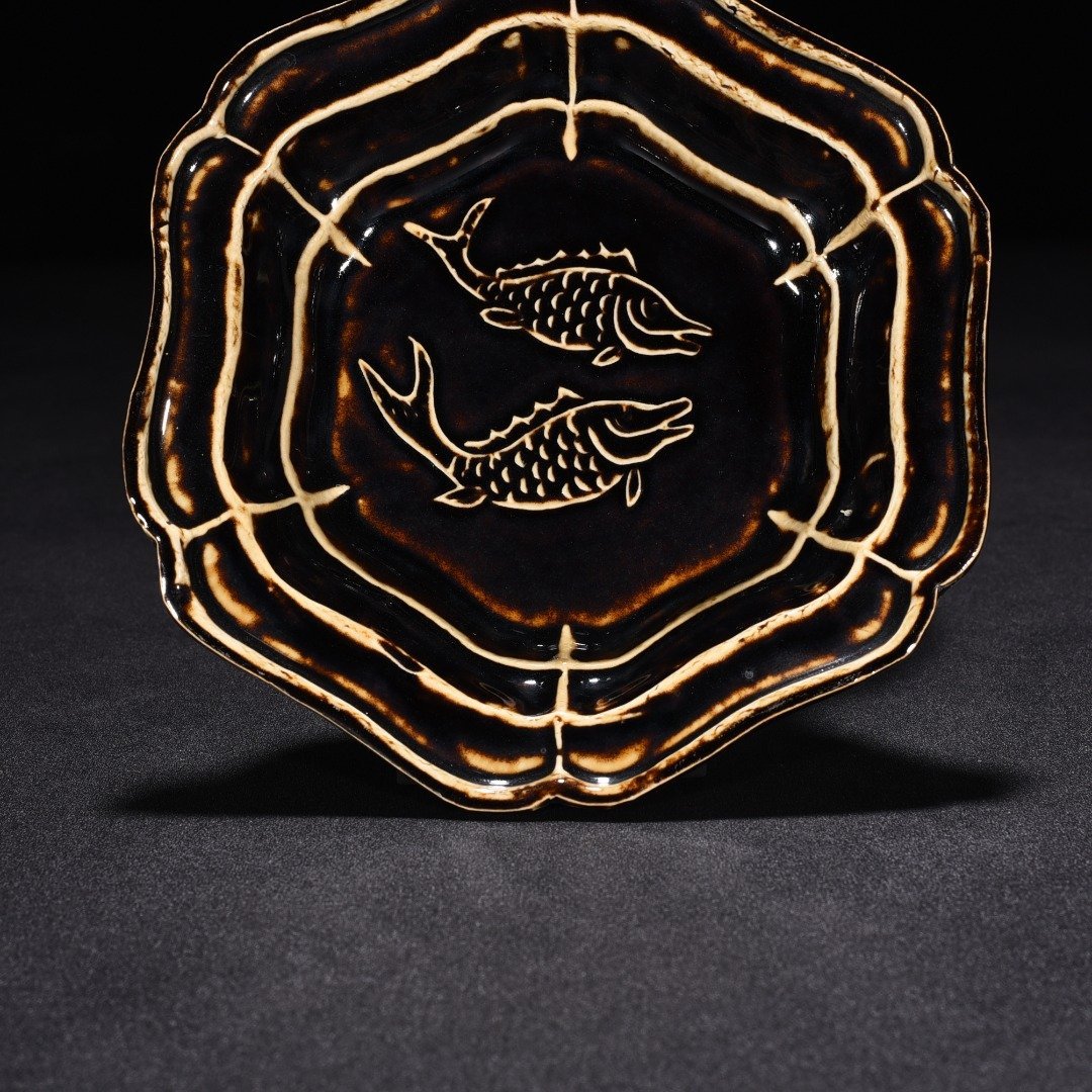 Song Dynasty black fixed engraved double fish pattern hexagonal wash