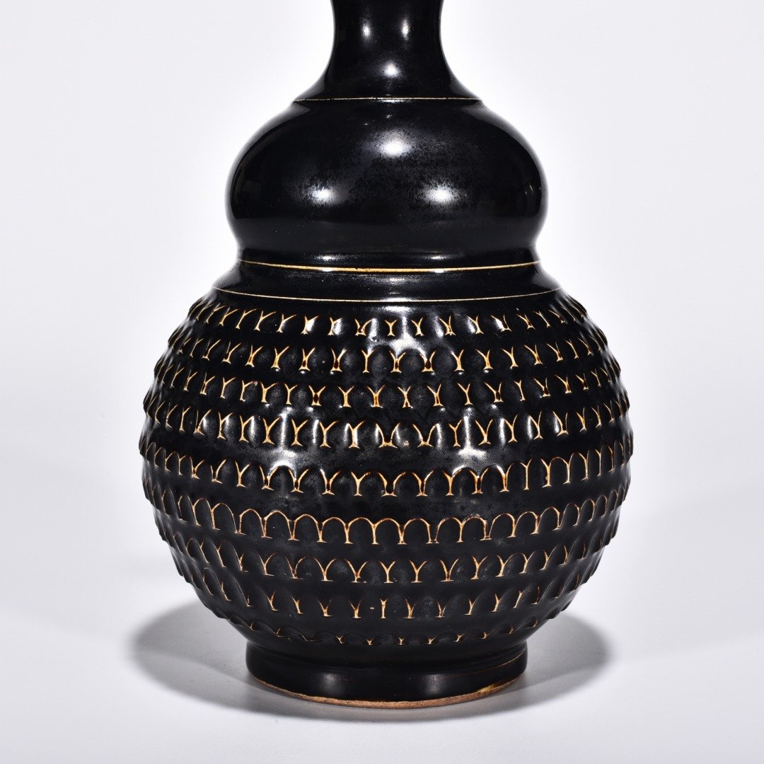 Song Dynasty Hei Ding Tiao Dao Pattern Ear-Ear Gourd Vase