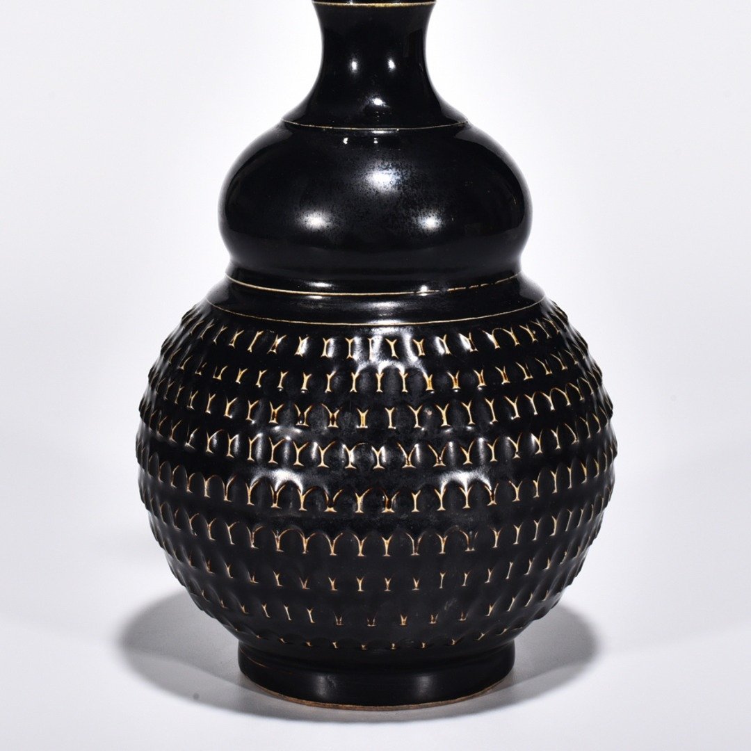 Song Dynasty Hei Ding Tiao Dao Pattern Ear-Ear Gourd Vase