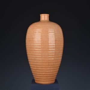 Song Dynasty Longquan official kiln beige glaze dazzling pattern plum vase