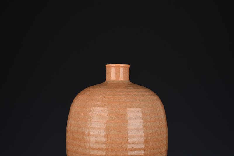 Song Dynasty Longquan official kiln beige glaze dazzling pattern plum vase