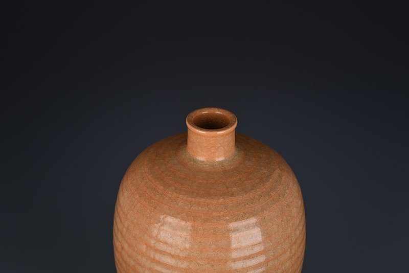 Song Dynasty Longquan official kiln beige glaze dazzling pattern plum vase