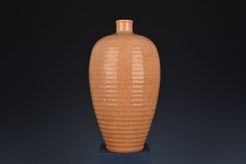 Song Dynasty Longquan official kiln beige glaze dazzling pattern plum vase