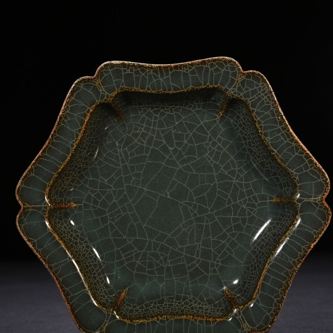 Song Dynasty Longquan Xikou kiln six-sided folding edge plate