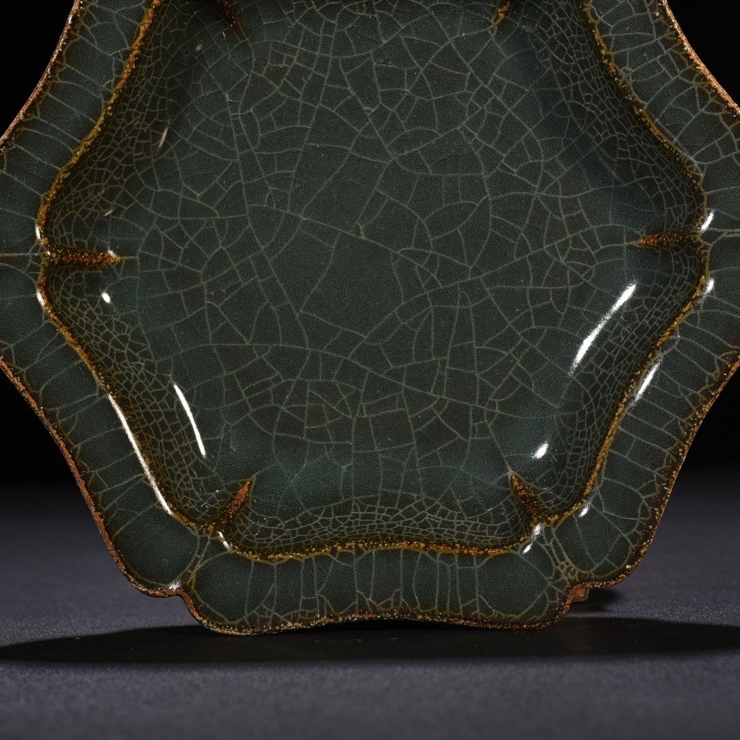 Song Dynasty Longquan Xikou kiln six-sided folding edge plate