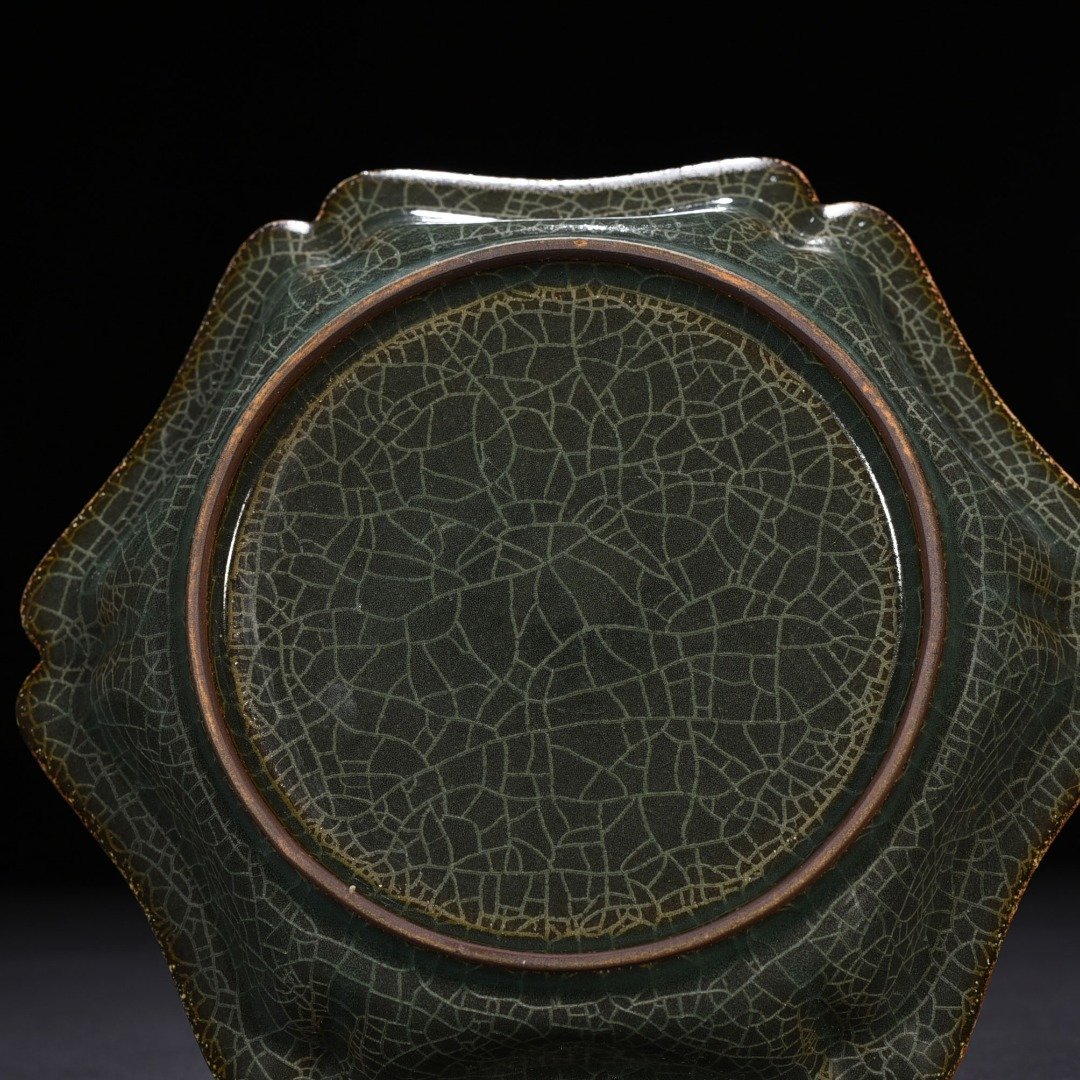 Song Dynasty Longquan Xikou kiln six-sided folding edge plate