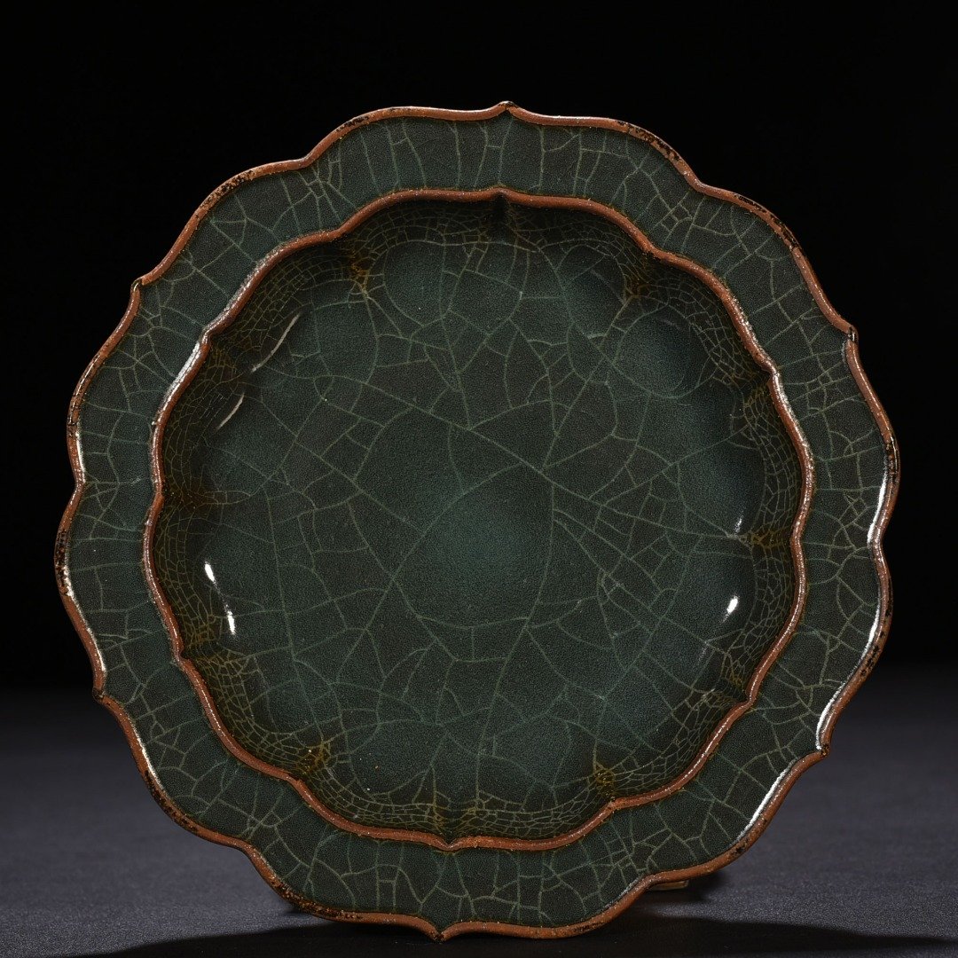 Song Dynasty Longquan Xikou kiln rhombus folding edge plate