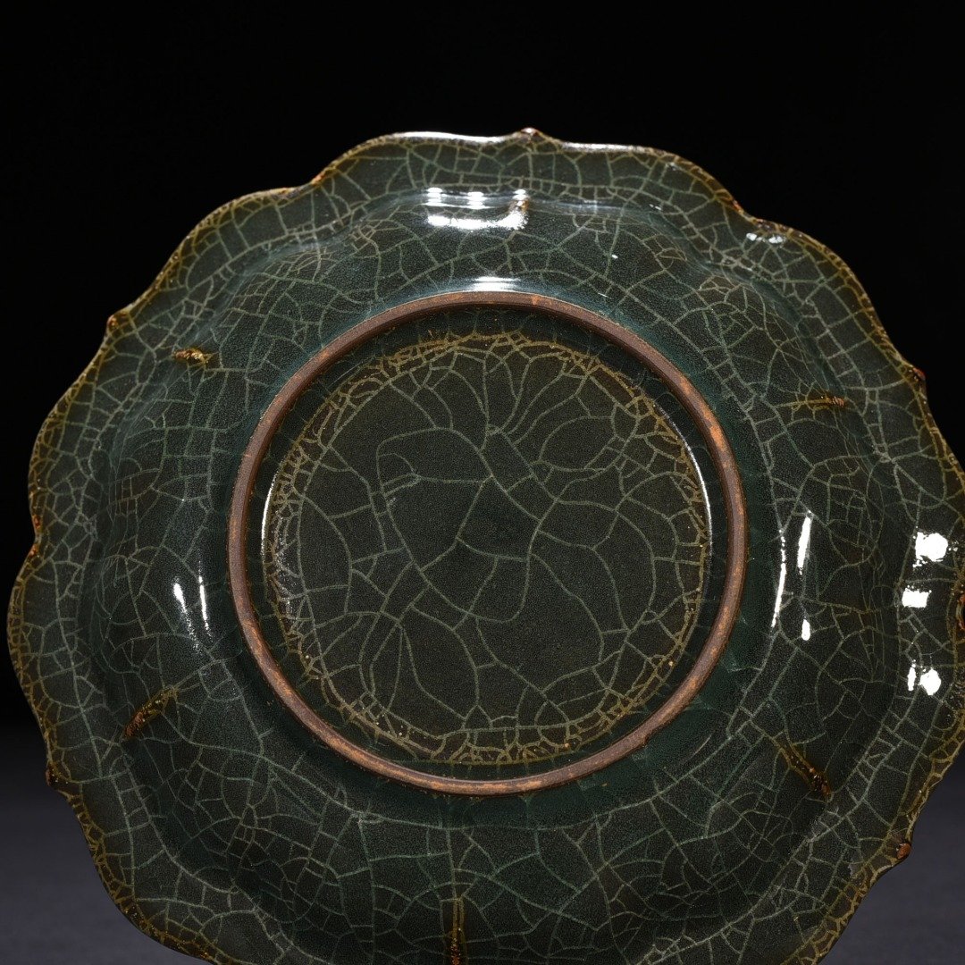 Song Dynasty Longquan Xikou kiln rhombus folding edge plate