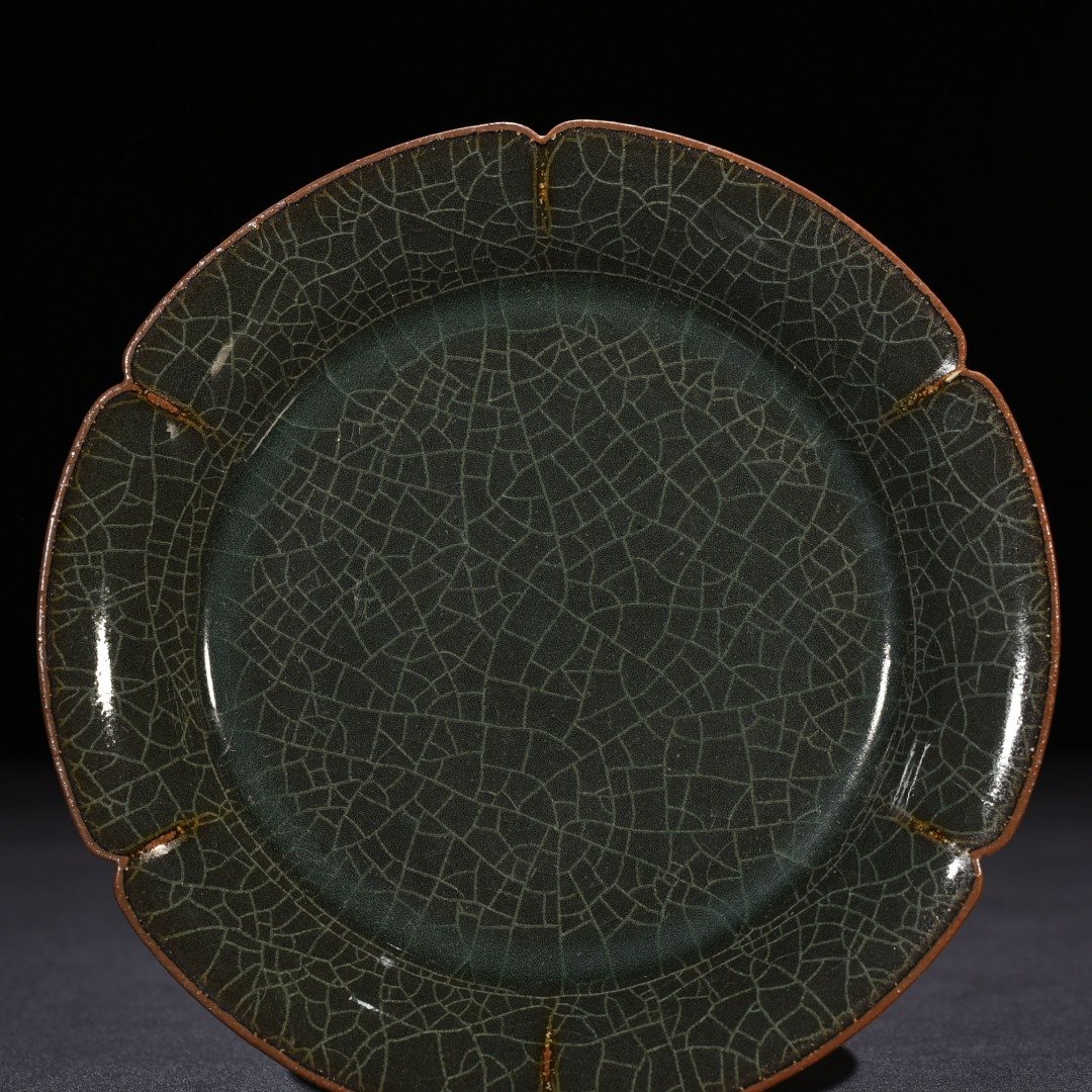 Song Dynasty Longquan Xikou Kiln Kwai Kou Plate
