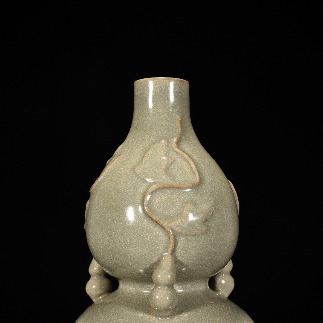 Song Dynasty Gourd vase from Longquan kiln