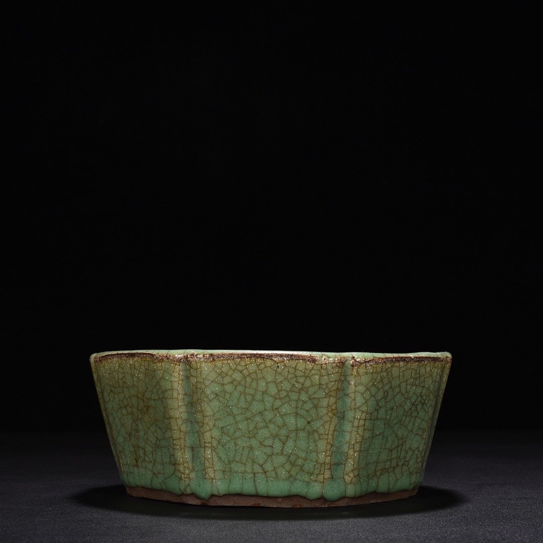 Song Dynasty Longquan Kiln Plum celadon eight-way wash