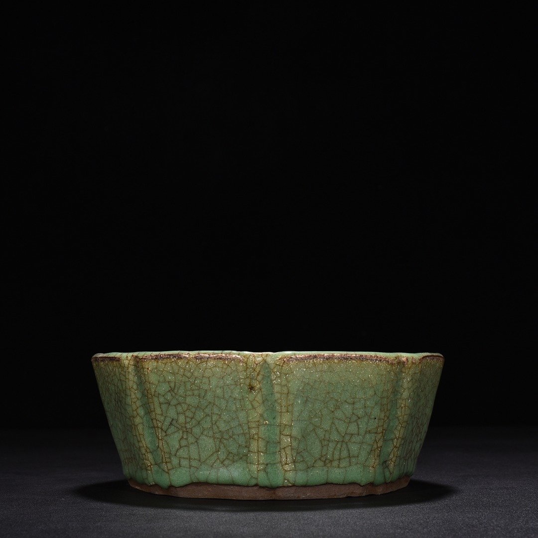 Song Dynasty Longquan Kiln Plum celadon eight-way wash