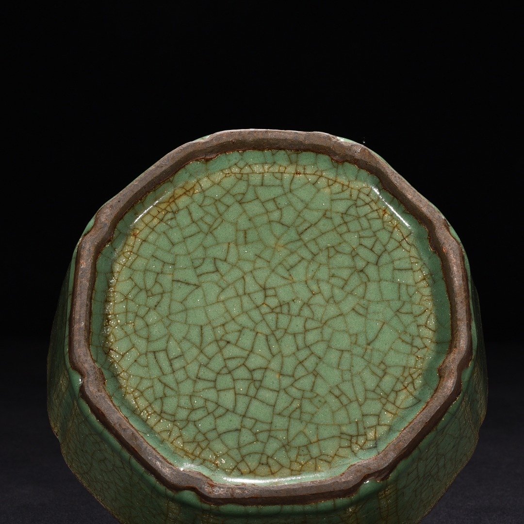 Song Dynasty Longquan Kiln Plum celadon eight-way wash