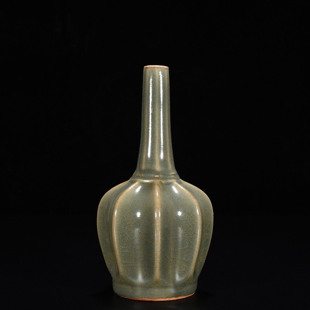Song Dynasty Longquan kiln plum celadon glaze scraped edge vase