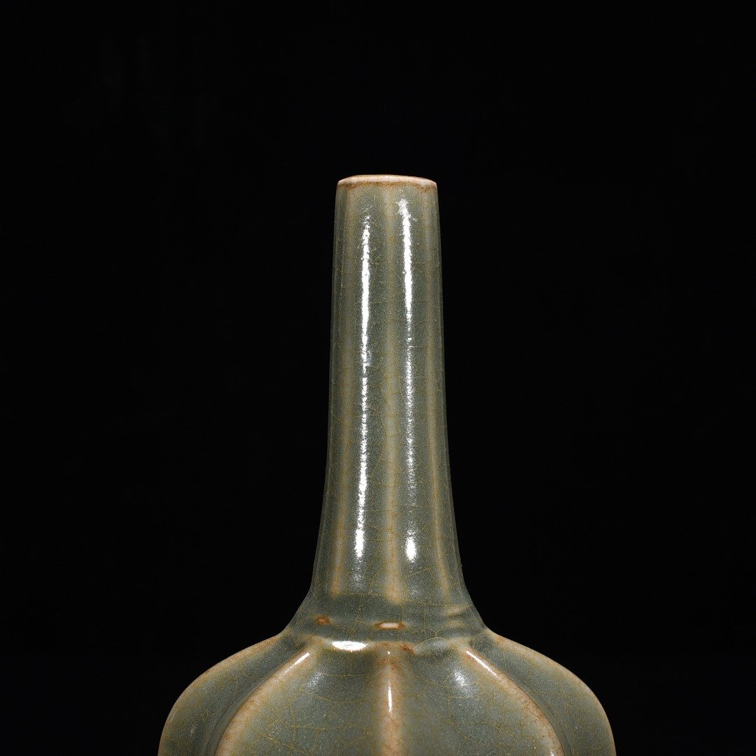 Song Dynasty Longquan kiln plum celadon glaze scraped edge vase