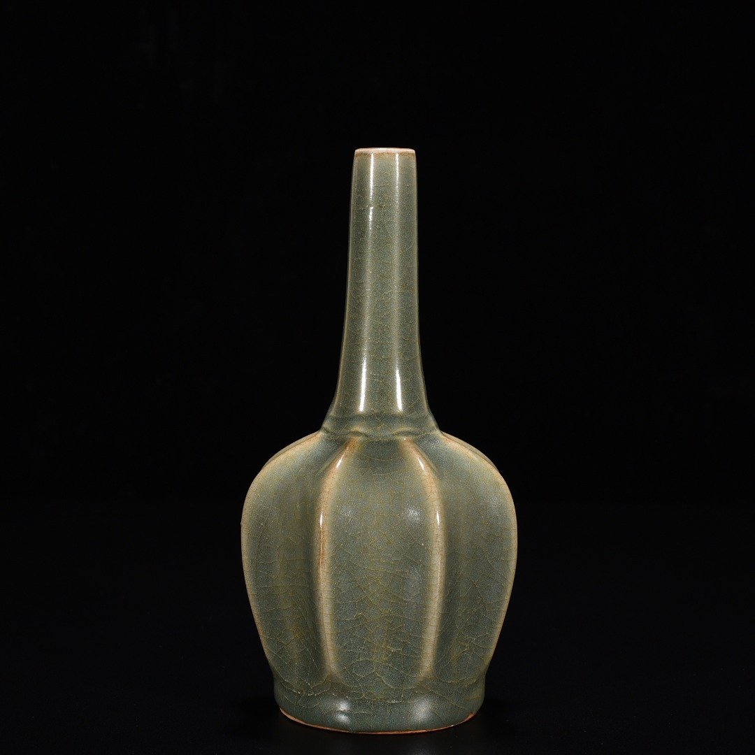 Song Dynasty Longquan kiln plum celadon glaze scraped edge vase