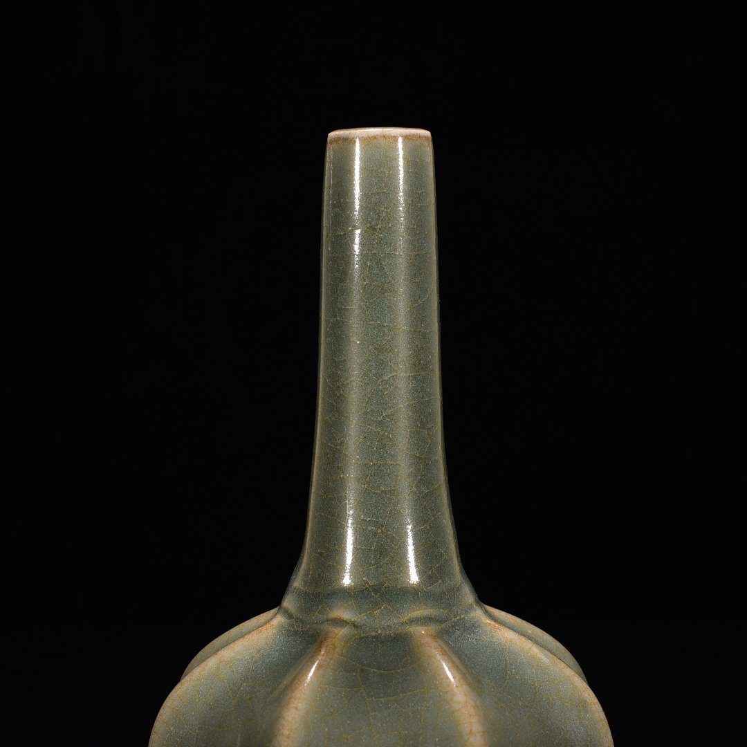 Song Dynasty Longquan kiln plum celadon glaze scraped edge vase