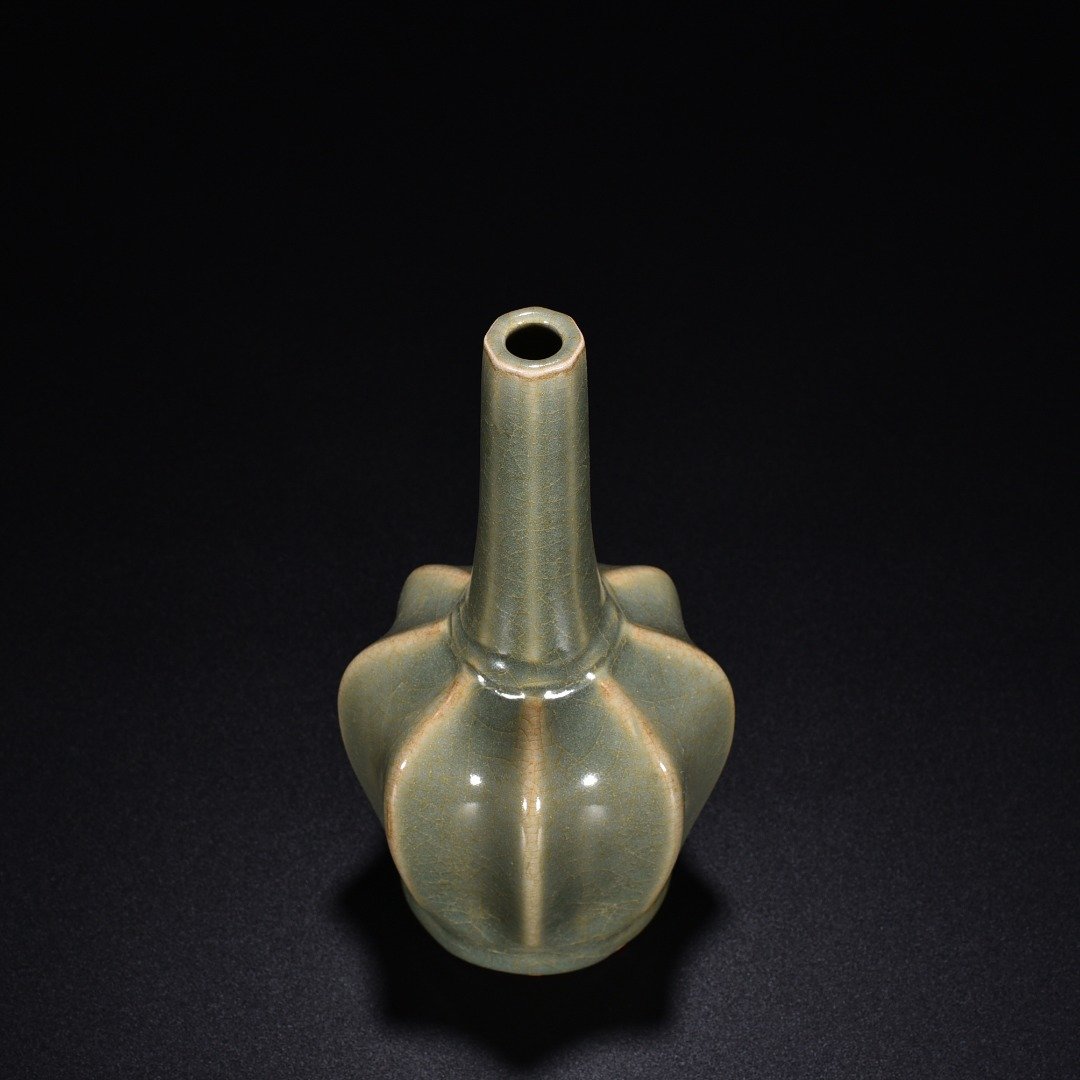 Song Dynasty Longquan kiln plum celadon glaze scraped edge vase