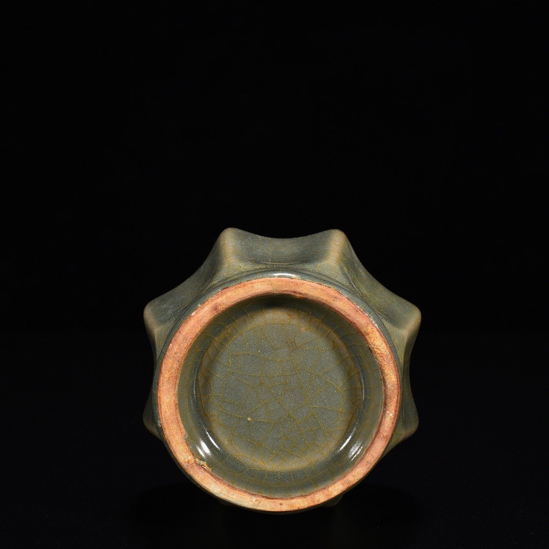 Song Dynasty Longquan kiln plum celadon glaze scraped edge vase