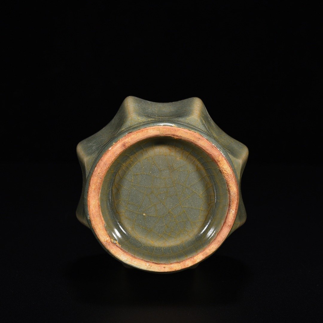 Song Dynasty Longquan kiln plum celadon glaze scraped edge vase