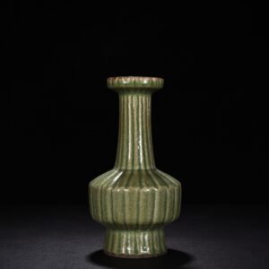 Song Dynasty Longquan kiln plum celadon glaze fluted plate mouth vase
