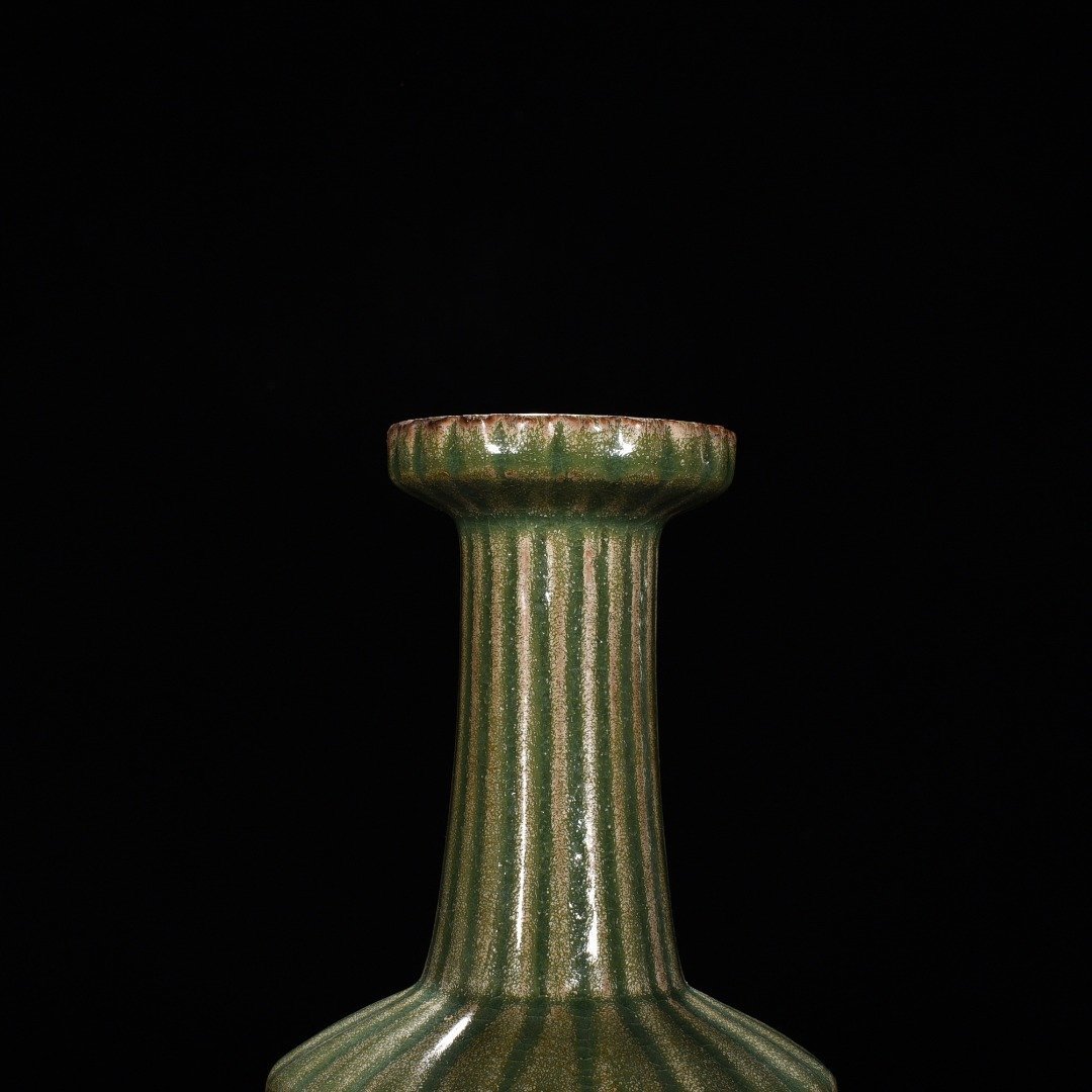 Song Dynasty Longquan kiln plum celadon glaze fluted plate mouth vase
