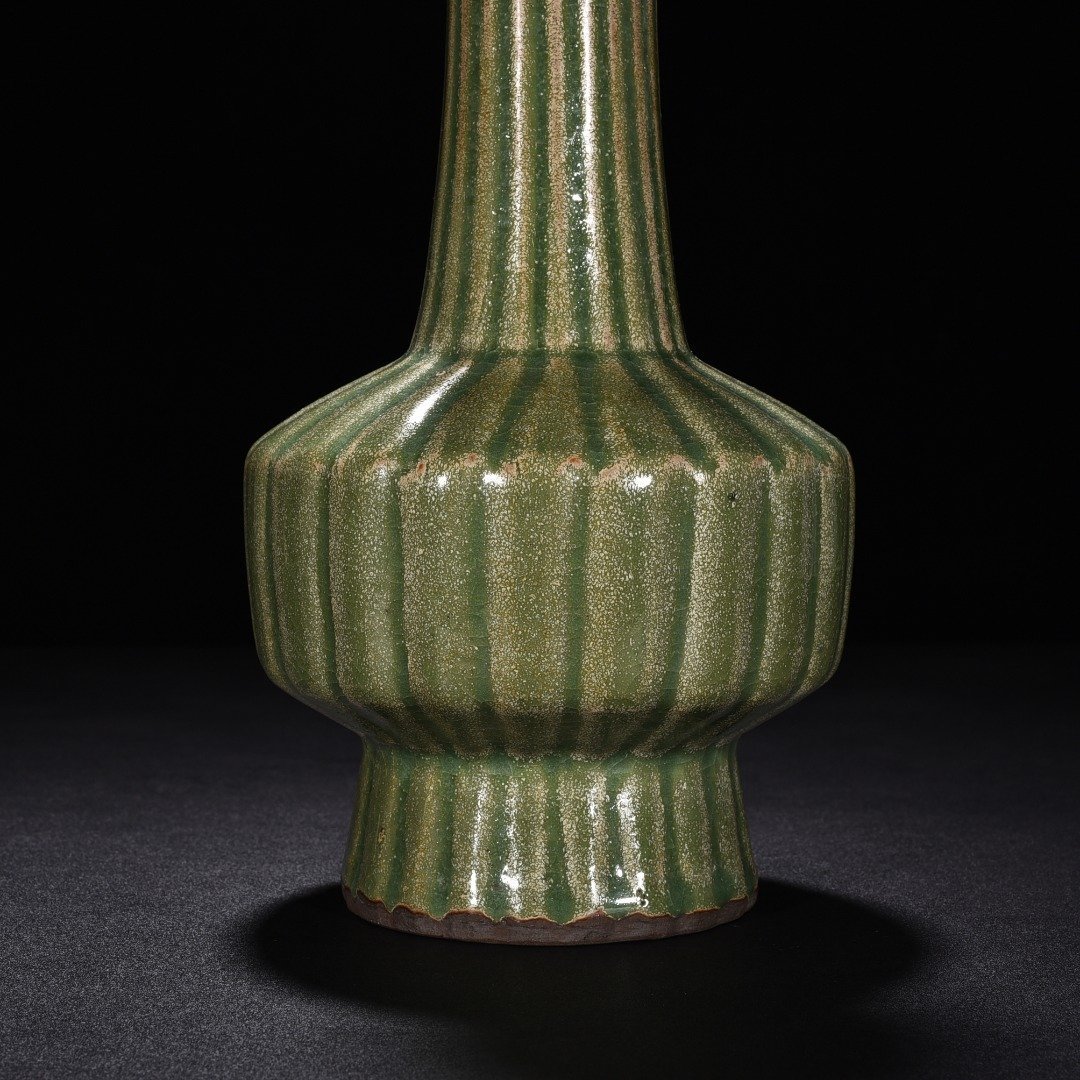 Song Dynasty Longquan kiln plum celadon glaze fluted plate mouth vase