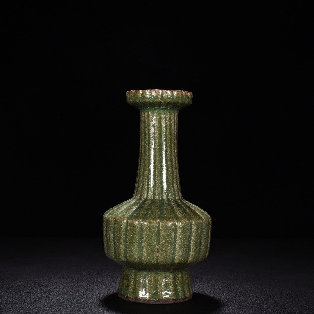 Song Dynasty Longquan kiln plum celadon glaze fluted plate mouth vase