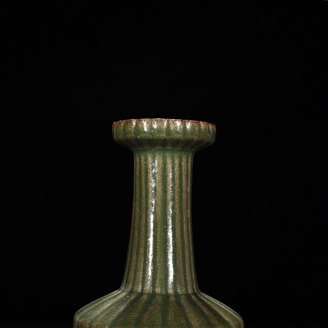 Song Dynasty Longquan kiln plum celadon glaze fluted plate mouth vase
