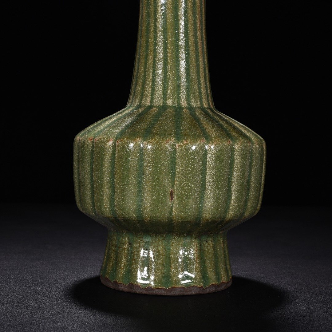 Song Dynasty Longquan kiln plum celadon glaze fluted plate mouth vase