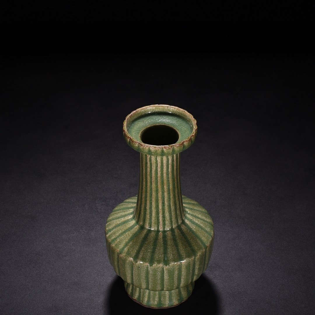 Song Dynasty Longquan kiln plum celadon glaze fluted plate mouth vase